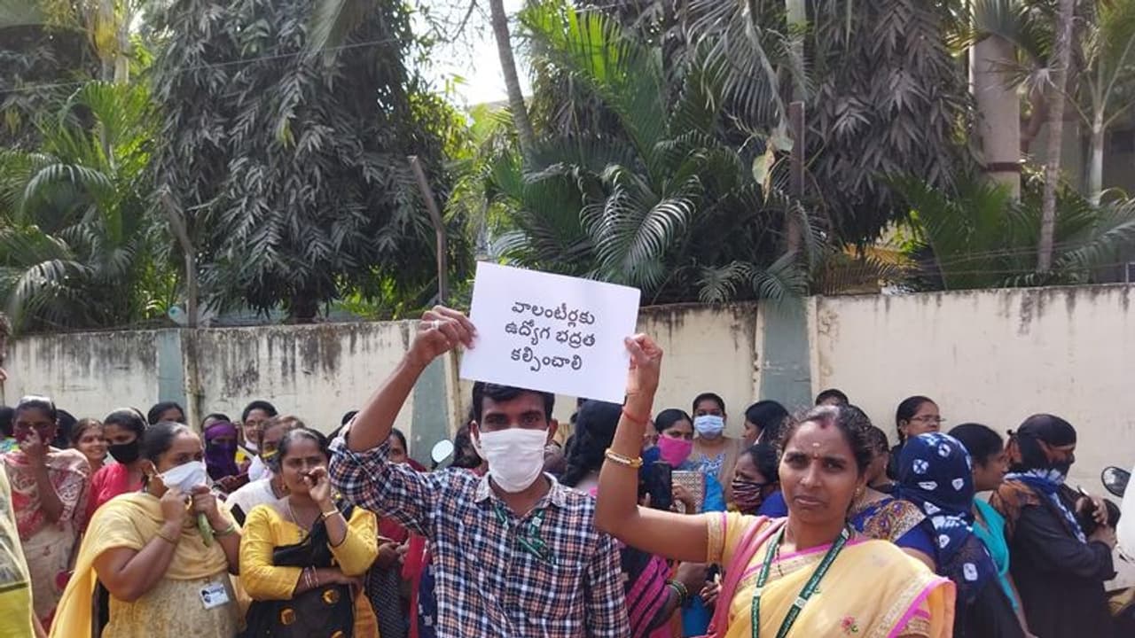 వేతనాలు పెంచాలని వలంటీర్ల ధర్నా: విజయవాడ కార్పోరేషన్ వద్ద ఉద్రిక్తత వేతనాలు పెంచాలని వలంటీర్ల ధర్నా: విజయవాడ కార్పోరేషన్ వద్ద ఉద్రిక్తత