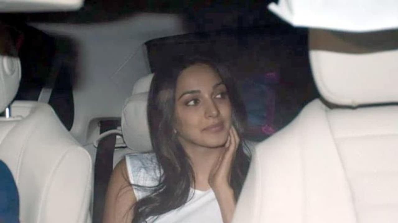 ప్రియుడితో కారులో వెళుతూ కెమెరా కంటికి చిక్కిన కియారా అద్వానీ! ప్రియుడితో కారులో వెళుతూ కెమెరా కంటికి చిక్కిన కియారా అద్వానీ!