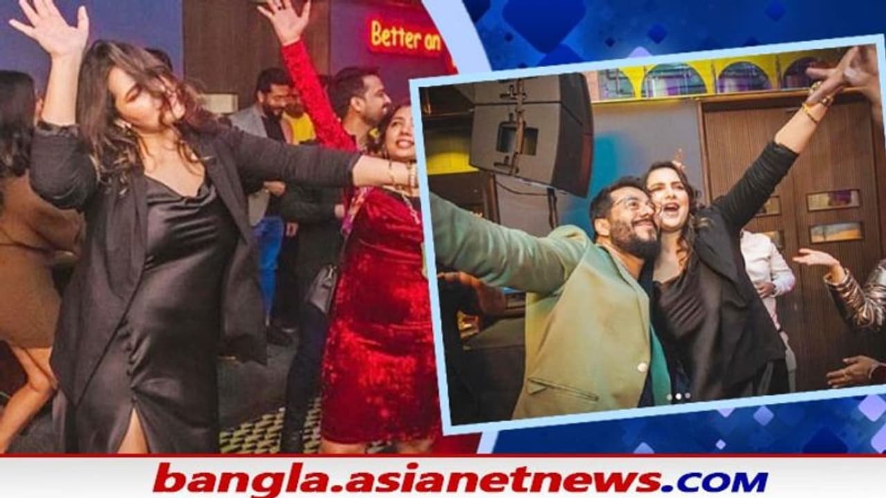 গাড়ির ভিতরেই পোশাক খুললেন শুভশ্রী, অনাবৃত উরুতে ঝড় তুললেন ইউভানের 'Naughty' মাম্মা