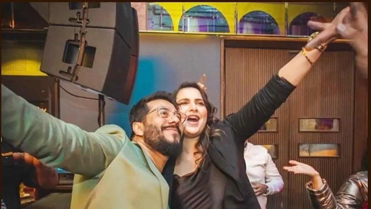 Viral Raj Subhashree: প্রকাশ্যেই একে অন্যের ঠোঁটে সপাট চুমু, রাজ শুভর রোম্যান্টিক পোজে বুঁদ নেটদুনিয়া Viral Raj Subhashree: প্রকাশ্যেই একে অন্যের ঠোঁটে সপাট চুমু, রাজ শুভর রোম্যান্টিক পোজে বুঁদ নেটদুনিয়া