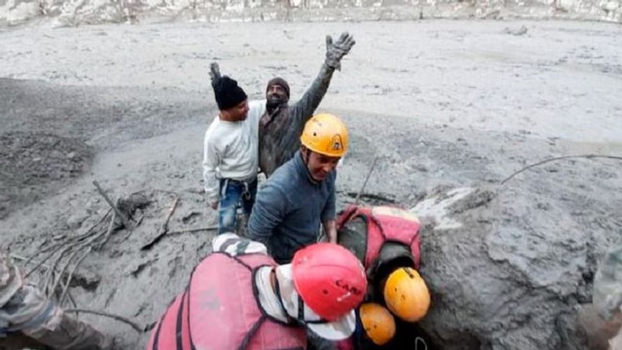 సొరంగంలో చిక్కుకొన్న 12 మంది కార్మికులు: ఫోన్ కాల్ కాపాడింది సొరంగంలో చిక్కుకొన్న 12 మంది కార్మికులు: ఫోన్ కాల్ కాపాడింది