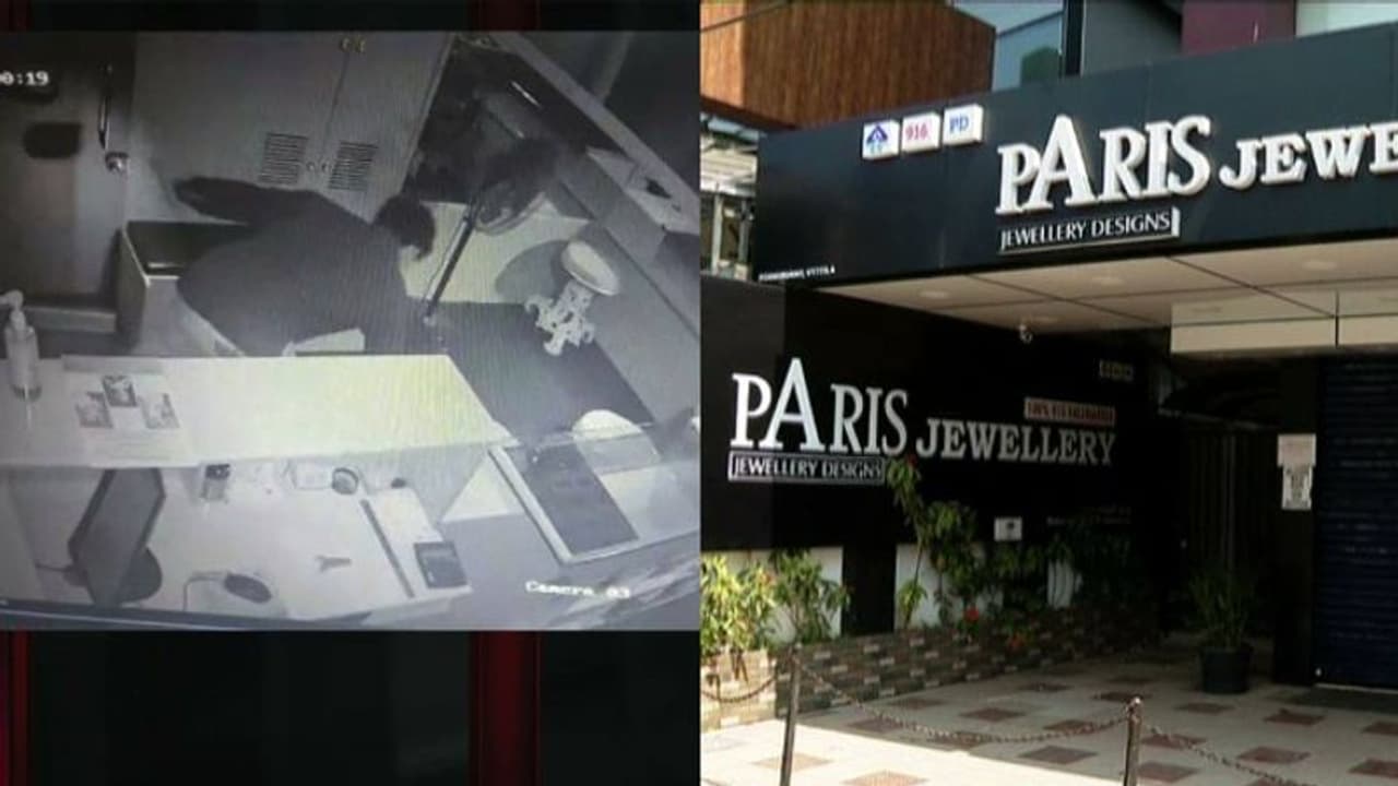 ചളിക്കവട്ടത് ജ്വല്ലറിയുടെ ഷട്ടർ തകർത്ത് കവർച്ചാ ശ്രമം; ലോക്കർ തുറക്കാനാവാതെ മടങ്ങി ചളിക്കവട്ടത് ജ്വല്ലറിയുടെ ഷട്ടർ തകർത്ത് കവർച്ചാ ശ്രമം; ലോക്കർ തുറക്കാനാവാതെ മടങ്ങി