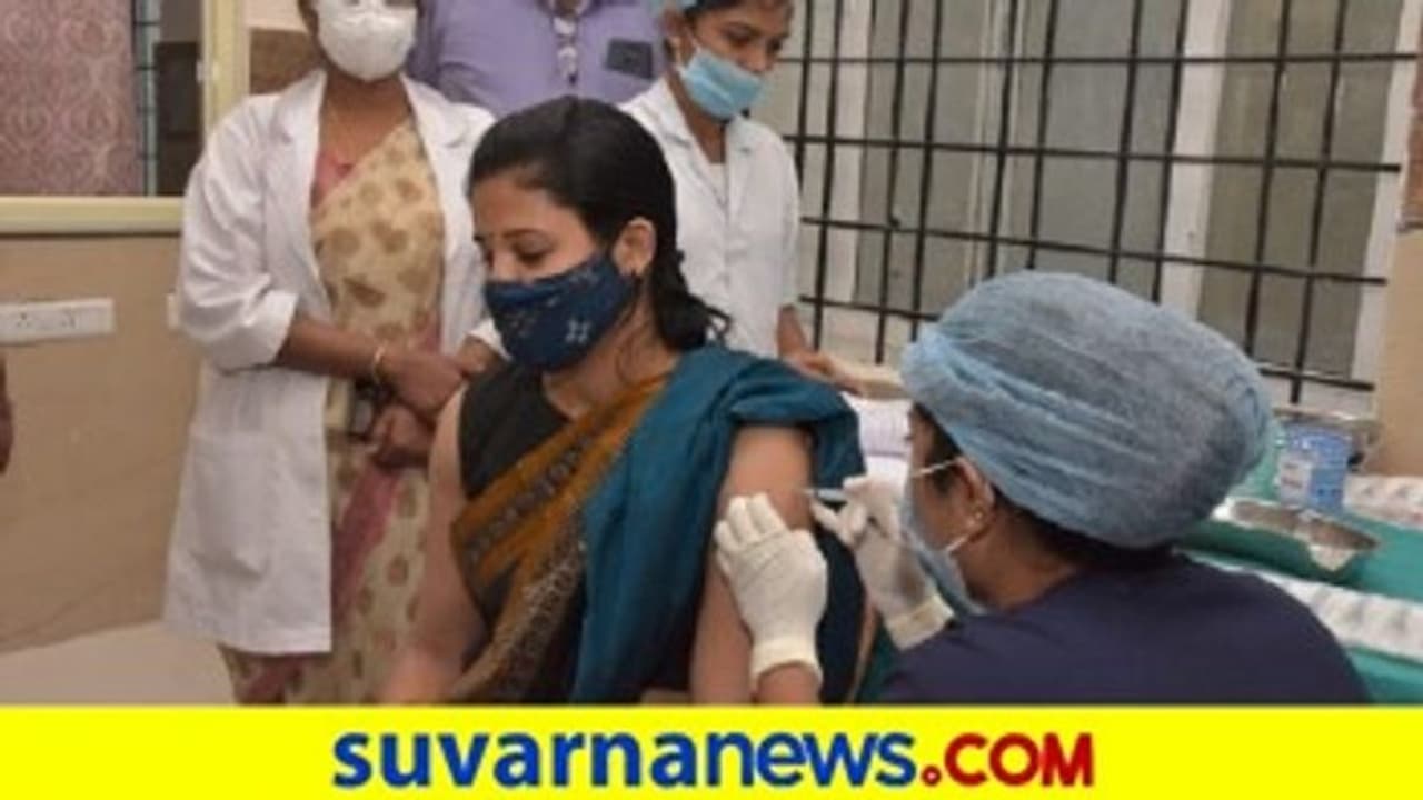 ತಂದೆ ತಾಯಿ ಜೊತೆ ಆಗಮಿಸಿ 2ನೇ ಡೋಸ್ ಲಸಿಕೆ ಪಡೆದ ಡಿಸಿ ರೋಹಿಣಿ