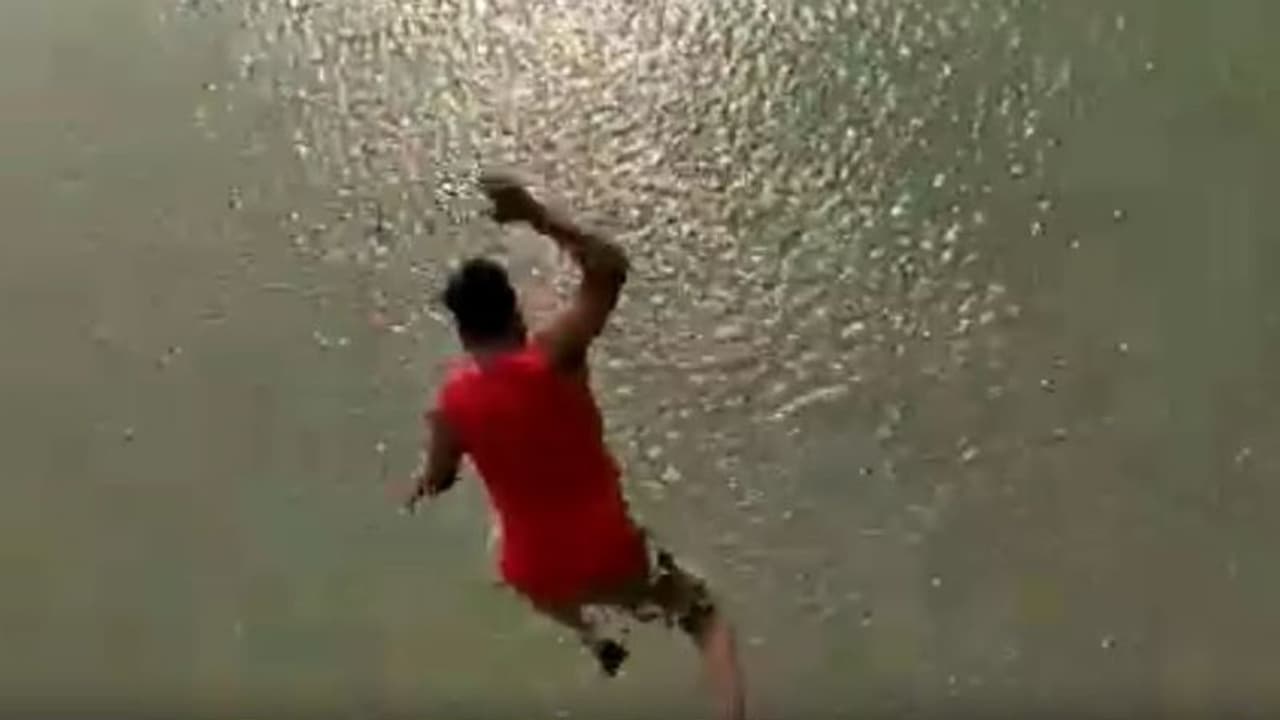 ಅಧಿಕಾರಿಗಳ ಕಿರುಕುಳ: ನದಿಗೆ ಹಾರಿ KSRTC ಕಂಡಕ್ಟರ್ ಆತ್ಮಹತ್ಯೆ ಅಧಿಕಾರಿಗಳ ಕಿರುಕುಳ: ನದಿಗೆ ಹಾರಿ KSRTC ಕಂಡಕ್ಟರ್ ಆತ್ಮಹತ್ಯೆ