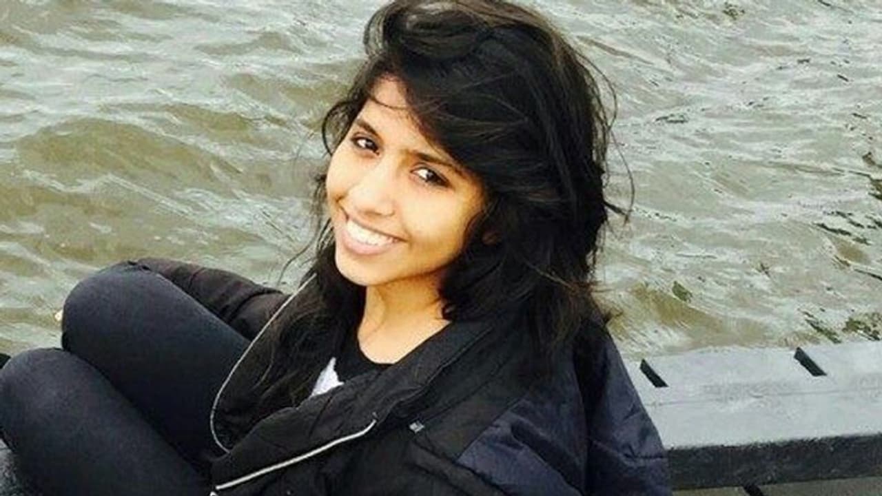 సీఎం కూతురికే కుచ్చు టోపీ.. రూ.34వేలు టోకరా..! సీఎం కూతురికే కుచ్చు టోపీ.. రూ.34వేలు టోకరా..!