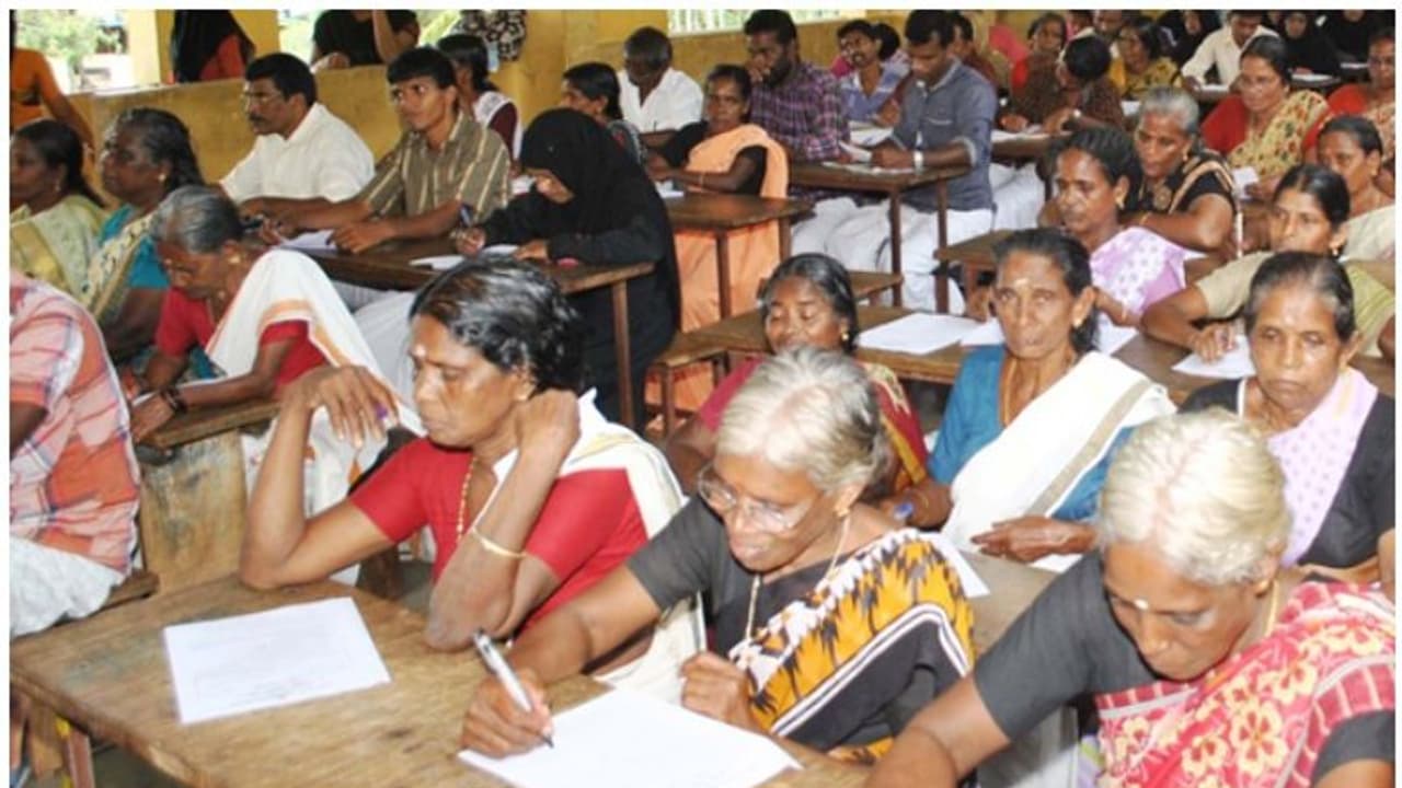 മികവുത്സവം' സാക്ഷരതാ പരീക്ഷ: എറണാകുളം ജില്ലയില് പരീക്ഷയ്ക്ക് ഒരുങ്ങുന്നത് 2098 മുതിർന്ന പൗരന്മാർ മികവുത്സവം' സാക്ഷരതാ പരീക്ഷ: എറണാകുളം ജില്ലയില് പരീക്ഷയ്ക്ക് ഒരുങ്ങുന്നത് 2098 മുതിർന്ന പൗരന്മാർ