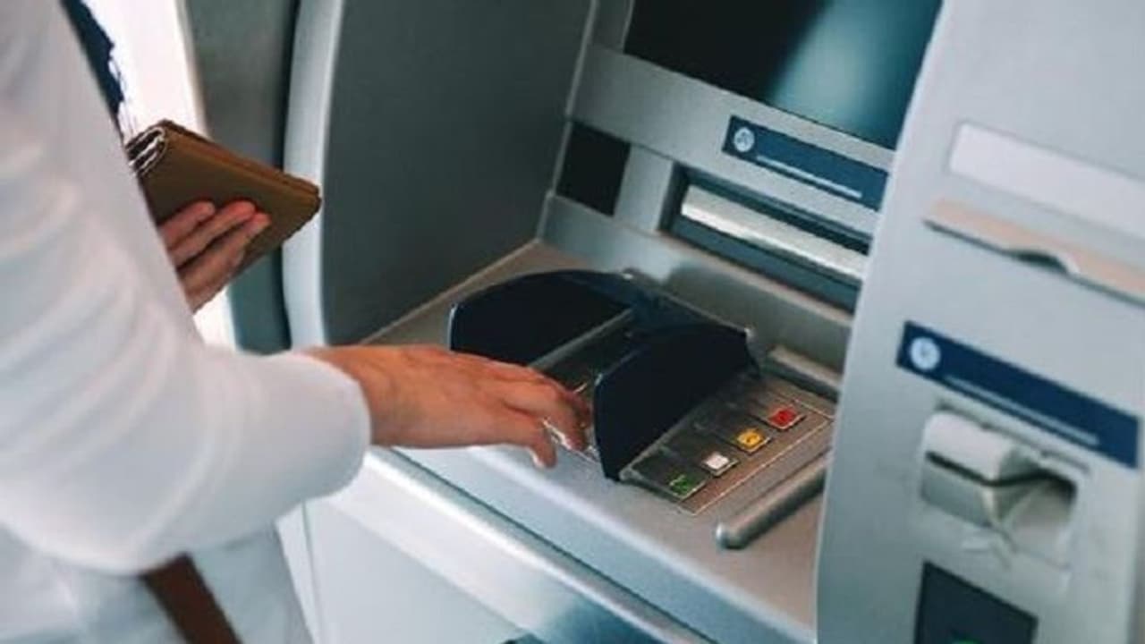 अगले महीने से बदल रहे हैं Cash And Non Cash ATM Transaction के नियम अगले महीने से बदल रहे हैं Cash And Non Cash ATM Transaction के नियम