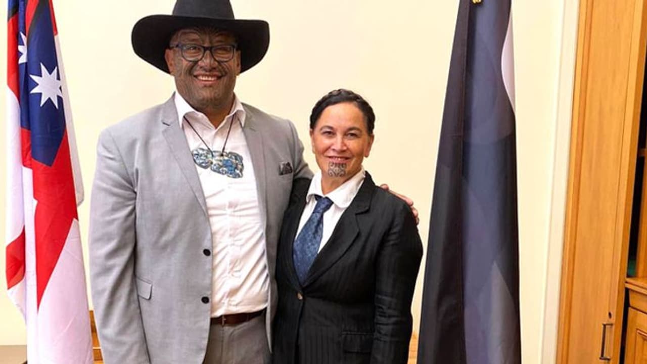 టై కట్టుకోలేదని పార్లమెంట్ నుంచే పంపించేశారు.. టై కట్టుకోలేదని పార్లమెంట్ నుంచే పంపించేశారు..