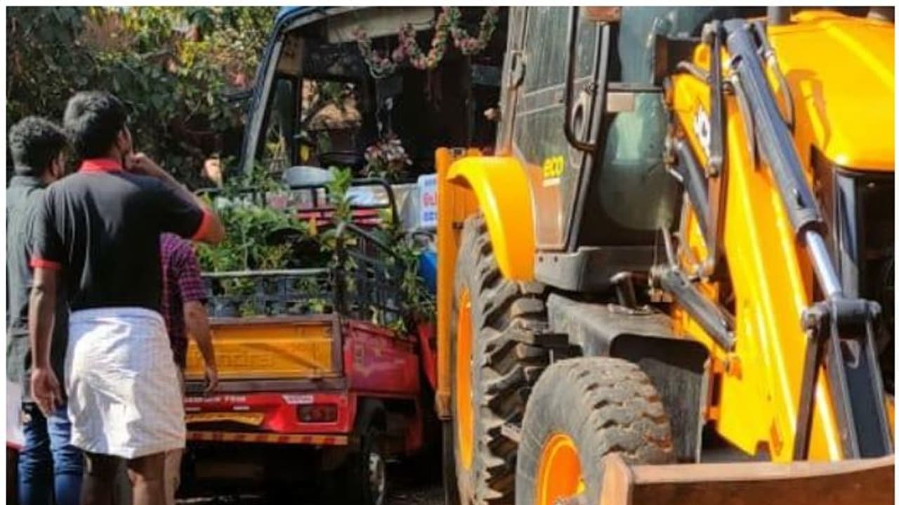 മലപ്പുറത്ത് ബസും ഗുഡ്സ് ഓട്ടോയും കൂട്ടിയിടിച്ച് അപകടം, മൂന്ന് മരണം മലപ്പുറത്ത് ബസും ഗുഡ്സ് ഓട്ടോയും കൂട്ടിയിടിച്ച് അപകടം, മൂന്ന് മരണം