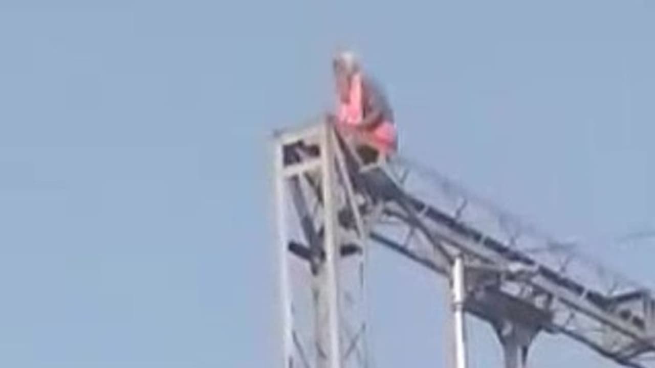 রেলের হাইটেনশন খুঁটিতে চড়ে বৃদ্ধের কেরামতি, বিপজ্জনক জায়গায় কাণ্ড দেখে হতবাক সকলে রেলের হাইটেনশন খুঁটিতে চড়ে বৃদ্ধের কেরামতি, বিপজ্জনক জায়গায় কাণ্ড দেখে হতবাক সকলে