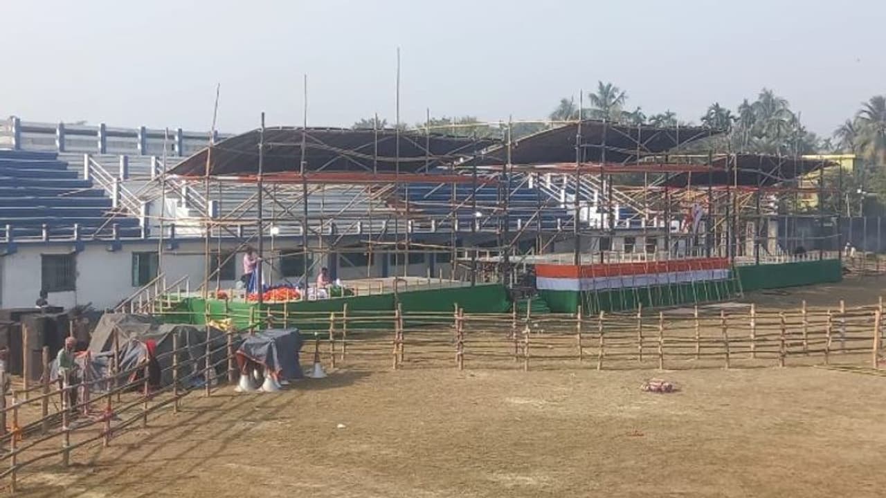 রায়গঞ্জে মমতার নির্বাচনী জনসভা, হাসপাতাল চত্বরে মাইক লাগানো ঘিরে বিতর্ক রায়গঞ্জে মমতার নির্বাচনী জনসভা, হাসপাতাল চত্বরে মাইক লাগানো ঘিরে বিতর্ক