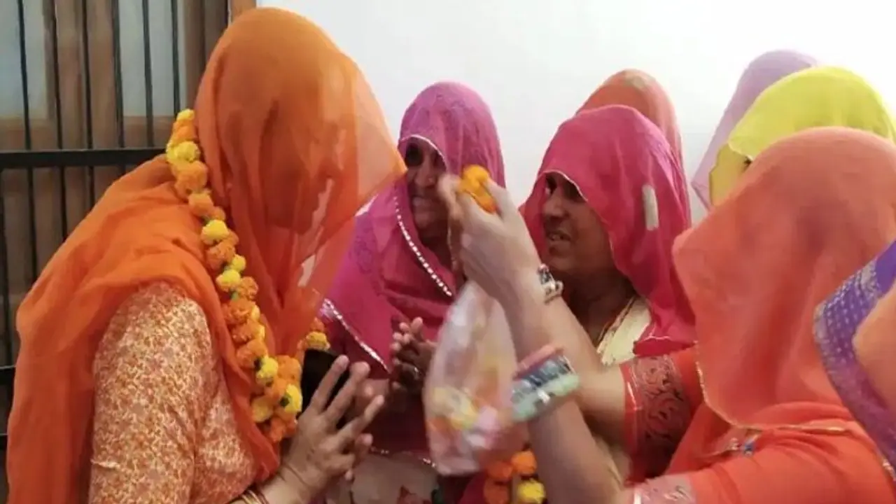 विधायक की मौत के 20 दिन बाद घूंघट ओढ़े निकली पत्नी, बोलींं में पति की अंतिम इच्छा पूरी करना चाहती हूं विधायक की मौत के 20 दिन बाद घूंघट ओढ़े निकली पत्नी, बोलींं में पति की अंतिम इच्छा पूरी करना चाहती हूं