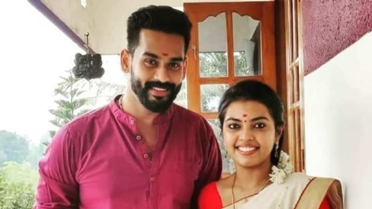 'മൃദ്വയിൽ' പുതിയ വീഡിയോ; മൃദുലയ്ക്ക് സർപ്രൈസ് സമ്മാനവുമായി യുവ 'മൃദ്വയിൽ' പുതിയ വീഡിയോ; മൃദുലയ്ക്ക് സർപ്രൈസ് സമ്മാനവുമായി യുവ