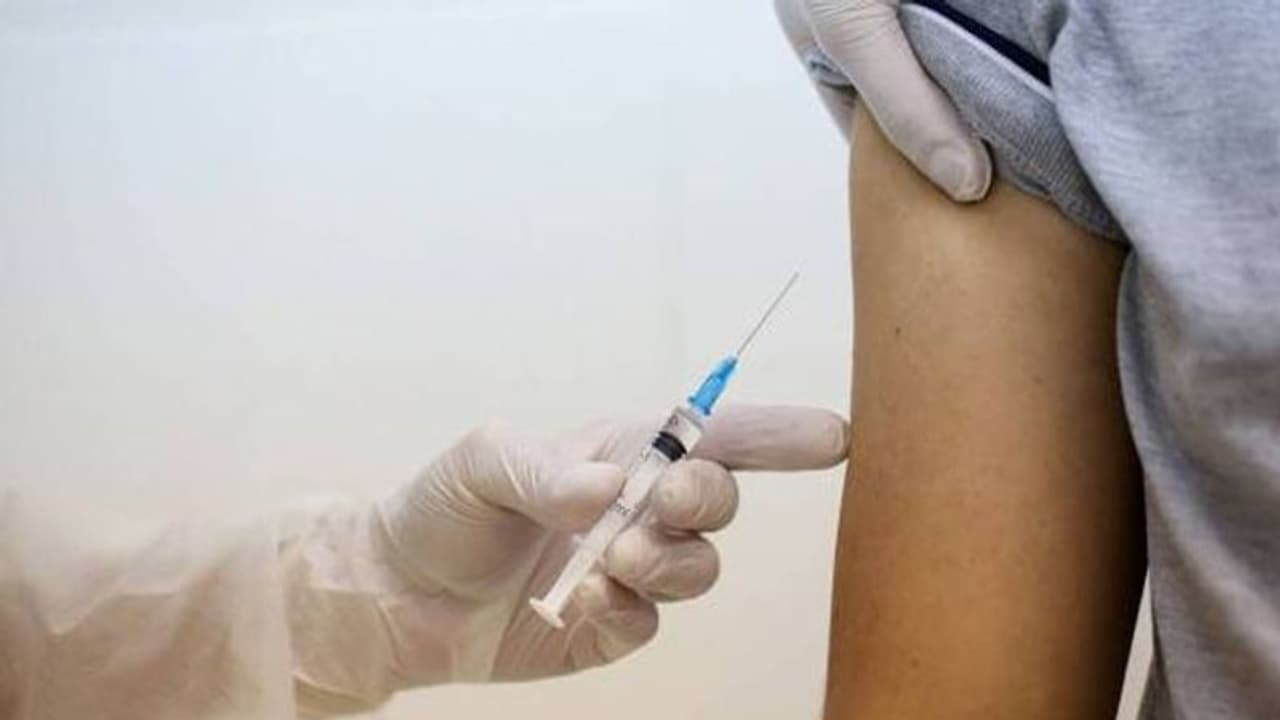 ಎಲ್ಲ ಚುನಾ​ವಣಾ ಸಿಬ್ಬಂದಿ​ಗೆ ಕೊರೋನಾ ಲಸಿ​ಕೆ!