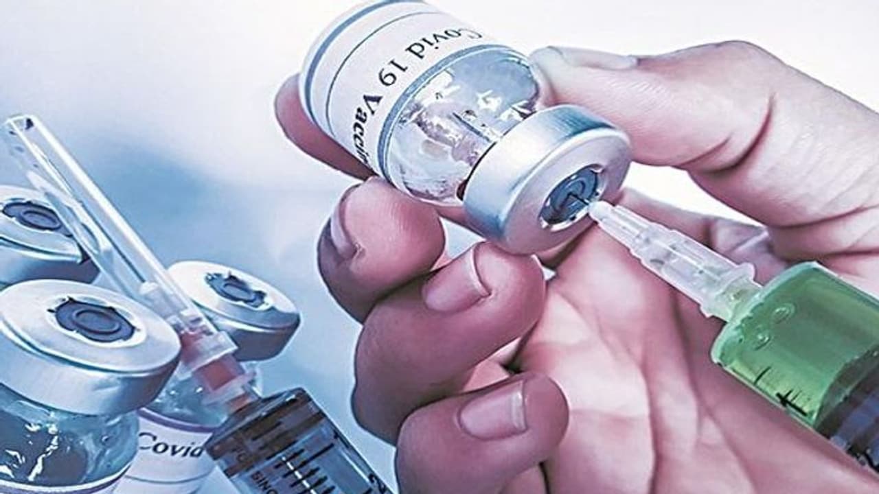 విశాఖ చెస్ట్ ఆసుపత్రి వద్ద ఉద్రిక్తత: వ్యాక్సిన్ కోసం వృద్దుల పడిగాపులు విశాఖ చెస్ట్ ఆసుపత్రి వద్ద ఉద్రిక్తత: వ్యాక్సిన్ కోసం వృద్దుల పడిగాపులు