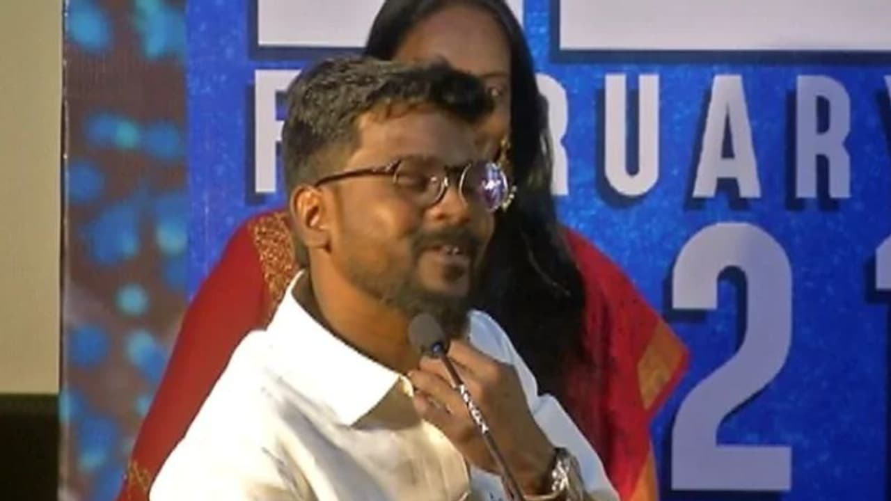 அன்று மேடையில் உளறிக்கொட்டியது ஏன்?... சந்தானம் பட இயக்குநரின் பரபரப்பு விளக்கம்..! அன்று மேடையில் உளறிக்கொட்டியது ஏன்?... சந்தானம் பட இயக்குநரின் பரபரப்பு விளக்கம்..!