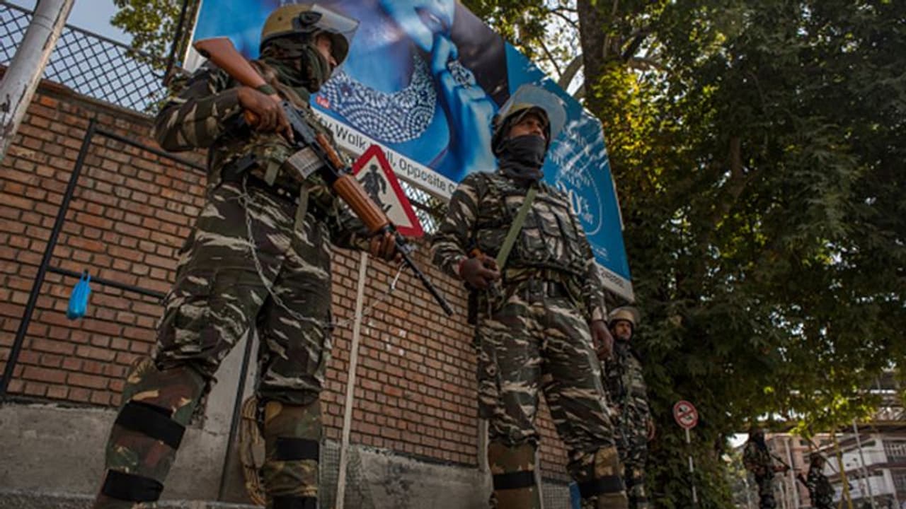 क्या J&K से 370 हटाने की जानकारी पहले से पत्रकारों को थी? सरकार ने संसद में दिया इस बात का जवाब क्या J&K से 370 हटाने की जानकारी पहले से पत्रकारों को थी? सरकार ने संसद में दिया इस बात का जवाब