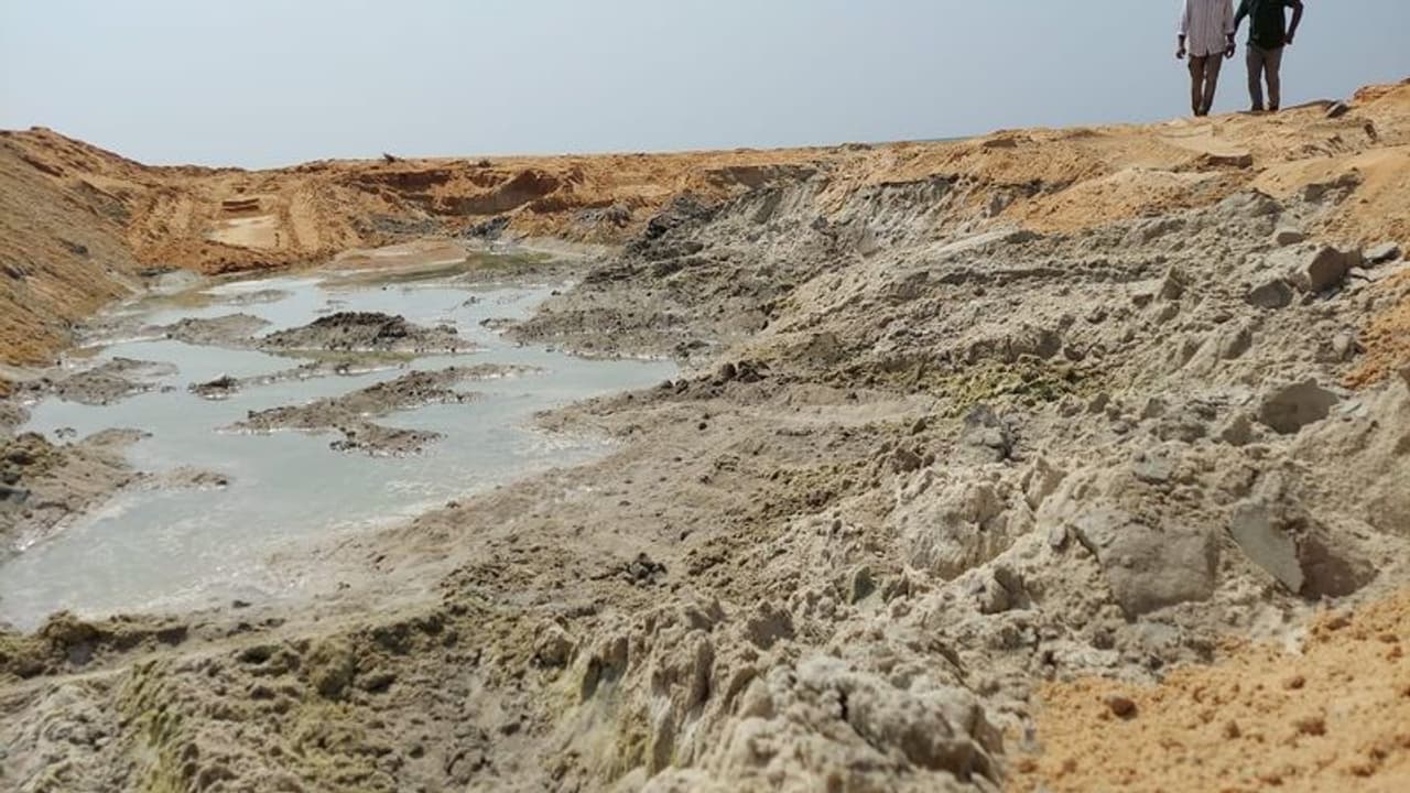 ടൈറ്റാനിയം ഫർണസ് ഓയിൽ ചോർച്ച; ജീവനക്കാർക്ക് വീഴ്ചയെന്ന് റിപ്പോർട്ട്, ഉപകരണങ്ങളുടെ കാലപ്പഴക്കവും വിനയായി ടൈറ്റാനിയം ഫർണസ് ഓയിൽ ചോർച്ച; ജീവനക്കാർക്ക് വീഴ്ചയെന്ന് റിപ്പോർട്ട്, ഉപകരണങ്ങളുടെ കാലപ്പഴക്കവും വിനയായി