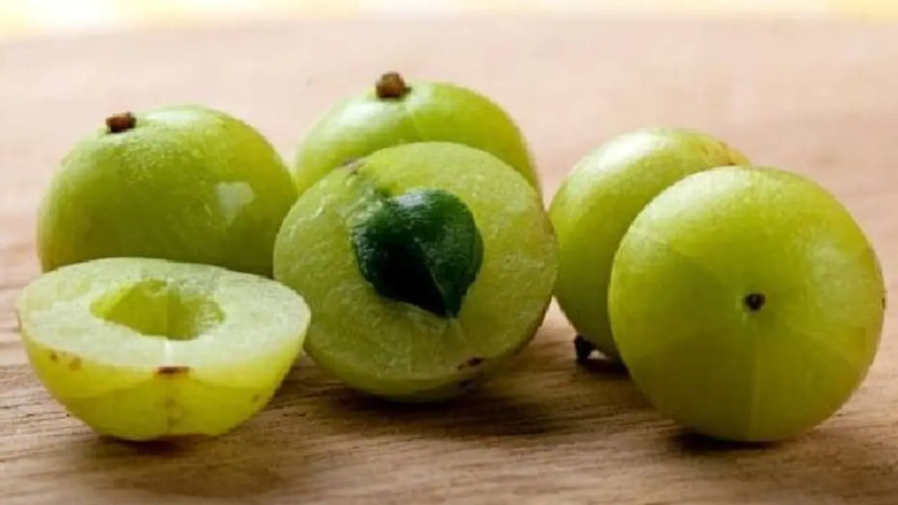 ചര്‍മ്മം തിളങ്ങാന്‍ പരീക്ഷിക്കാം നെല്ലിക്ക കൊണ്ടുള്ള ഈ ഫേസ് പാക്കുകള്‍...