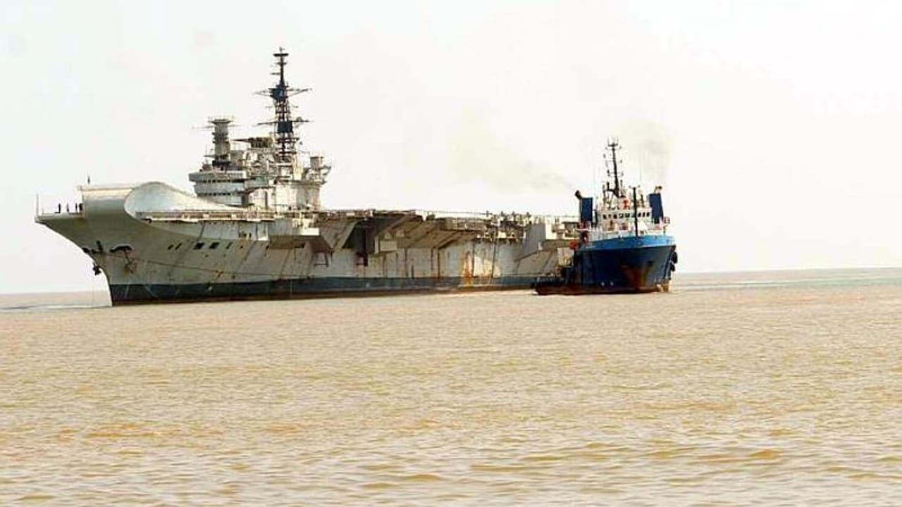 గుజరాత్ పోర్టులో భారీగా హెరాయిన్ పట్టివేత.. ఆఫ్ఘనిస్తాన్ నుంచి వచ్చిన రూ. 9వేల కోట్ల డ్రగ్స్ సీజ్! గుజరాత్ పోర్టులో భారీగా హెరాయిన్ పట్టివేత.. ఆఫ్ఘనిస్తాన్ నుంచి వచ్చిన రూ. 9వేల కోట్ల డ్రగ్స్ సీజ్!