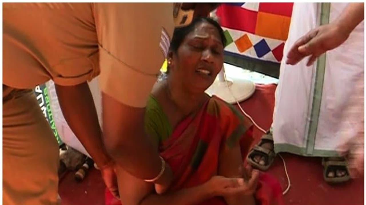 വാളയാര് സമരം; ഗോമതിയെ അറസ്റ്റ് ചെയ്ത് നീക്കി, നടപടി ആരോഗ്യനില വഷളായതിന് പിന്നാലെ വാളയാര് സമരം; ഗോമതിയെ അറസ്റ്റ് ചെയ്ത് നീക്കി, നടപടി ആരോഗ്യനില വഷളായതിന് പിന്നാലെ