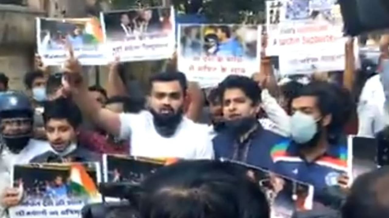 ಸಚಿನ್ ಮನೆ ಮುಂದೆ ಜಮಾಯಿಸಿದ ಫ್ಯಾನ್ಸ್; ದೇಶಾದ್ಯಂತ ಕ್ರಿಕೆಟ್ ದಿಗ್ಗಜನಿಗೆ ಭಾರಿ ಬೆಂಬಲ! ಸಚಿನ್ ಮನೆ ಮುಂದೆ ಜಮಾಯಿಸಿದ ಫ್ಯಾನ್ಸ್; ದೇಶಾದ್ಯಂತ ಕ್ರಿಕೆಟ್ ದಿಗ್ಗಜನಿಗೆ ಭಾರಿ ಬೆಂಬಲ!