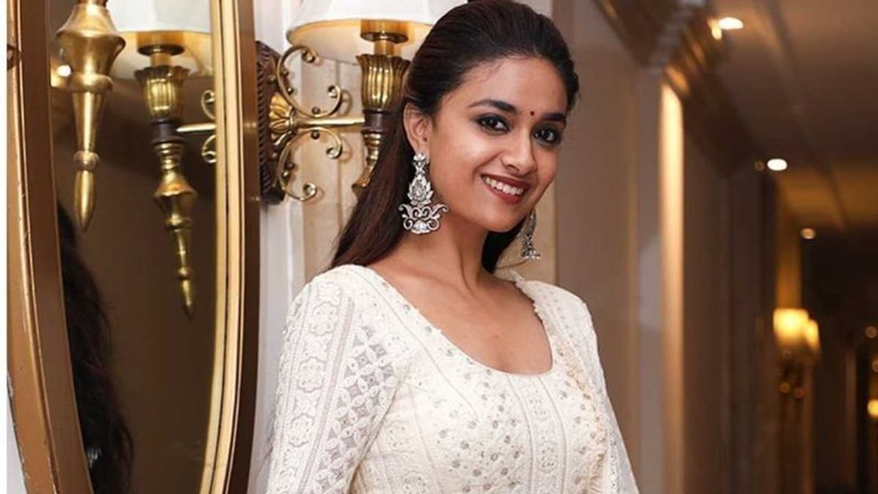 <p>தென்னிந்திய திரையுலகில் முன்னணி நடிகையாக கலக்கிக் கொண்டிருக்கும் கீர்த்தி சுரேஷ். தெலுங்கு மற்றும் தமிழ் என இரு மொழிகளிலும் வெளியான மகாநடி திரைப்படத்தில் நடிகை சாவித்திரியின் கதாபாத்திரத்தில் நடித்து ஒட்டுமொத்த திரையுலகையும் திரும்பிப் பார்க்க வைத்தார்.</p>
<p>தென்னிந்திய திரையுலகில் முன்னணி நடிகையாக கலக்கிக் கொண்டிருக்கும் கீர்த்தி சுரேஷ். தெலுங்கு மற்றும் தமிழ் என இரு மொழிகளிலும் வெளியான மகாநடி திரைப்படத்தில் நடிகை சாவித்திரியின் கதாபாத்திரத்தில் நடித்து ஒட்டுமொத்த திரையுலகையும் திரும்பிப் பார்க்க வைத்தார்.</p>