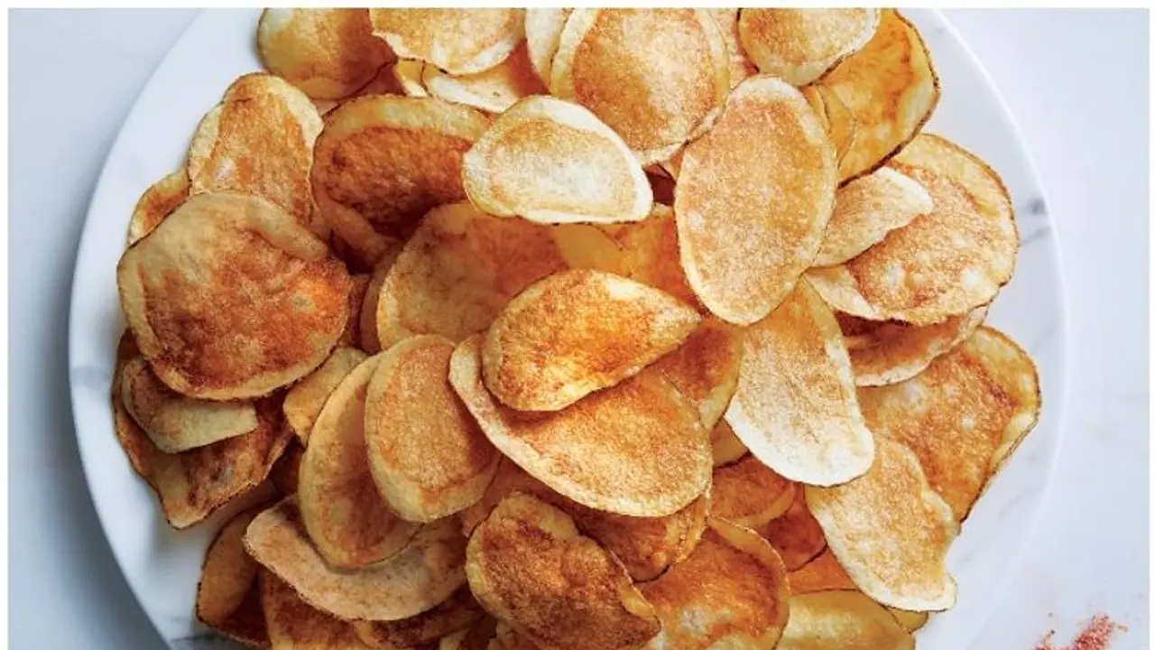 പൊട്ടറ്റോ ചിപ്സ് ഈസിയായി വീട്ടിൽ തന്നെ തയ്യാറാക്കാം പൊട്ടറ്റോ ചിപ്സ് ഈസിയായി വീട്ടിൽ തന്നെ തയ്യാറാക്കാം