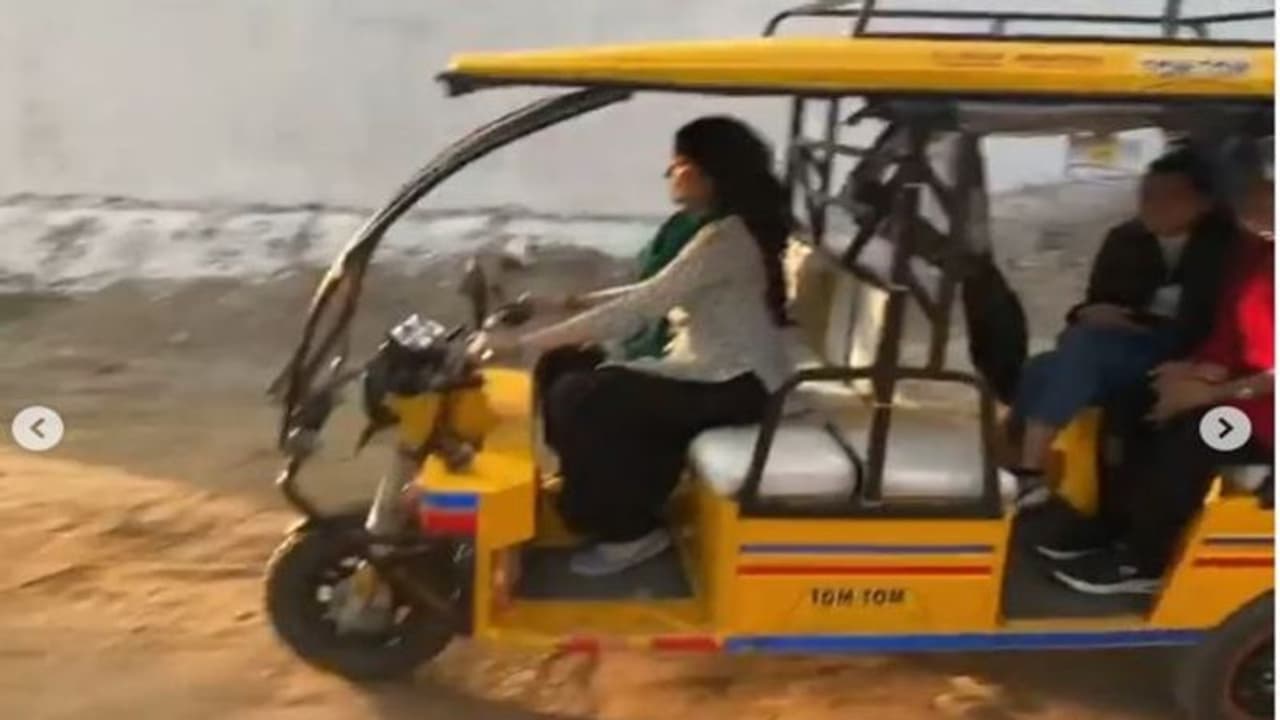 సెట్లో ఈ ఆటో నడిపించిన జాన్వీ కపూర్.. యూనిట్ షాక్ సెట్లో ఈ ఆటో నడిపించిన జాన్వీ కపూర్.. యూనిట్ షాక్