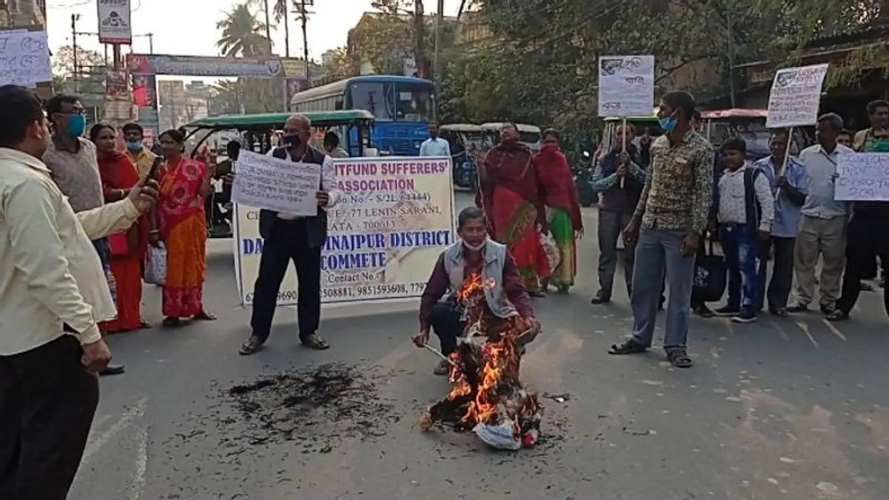 চিটফান্ড আমানতকারীদের টাকা ফেরতের দাবি, প্রধানমন্ত্রী মুখ্যমন্ত্রীর কুশপুত্তলিকা দাহ বালুরঘাটে চিটফান্ড আমানতকারীদের টাকা ফেরতের দাবি, প্রধানমন্ত্রী মুখ্যমন্ত্রীর কুশপুত্তলিকা দাহ বালুরঘাটে
