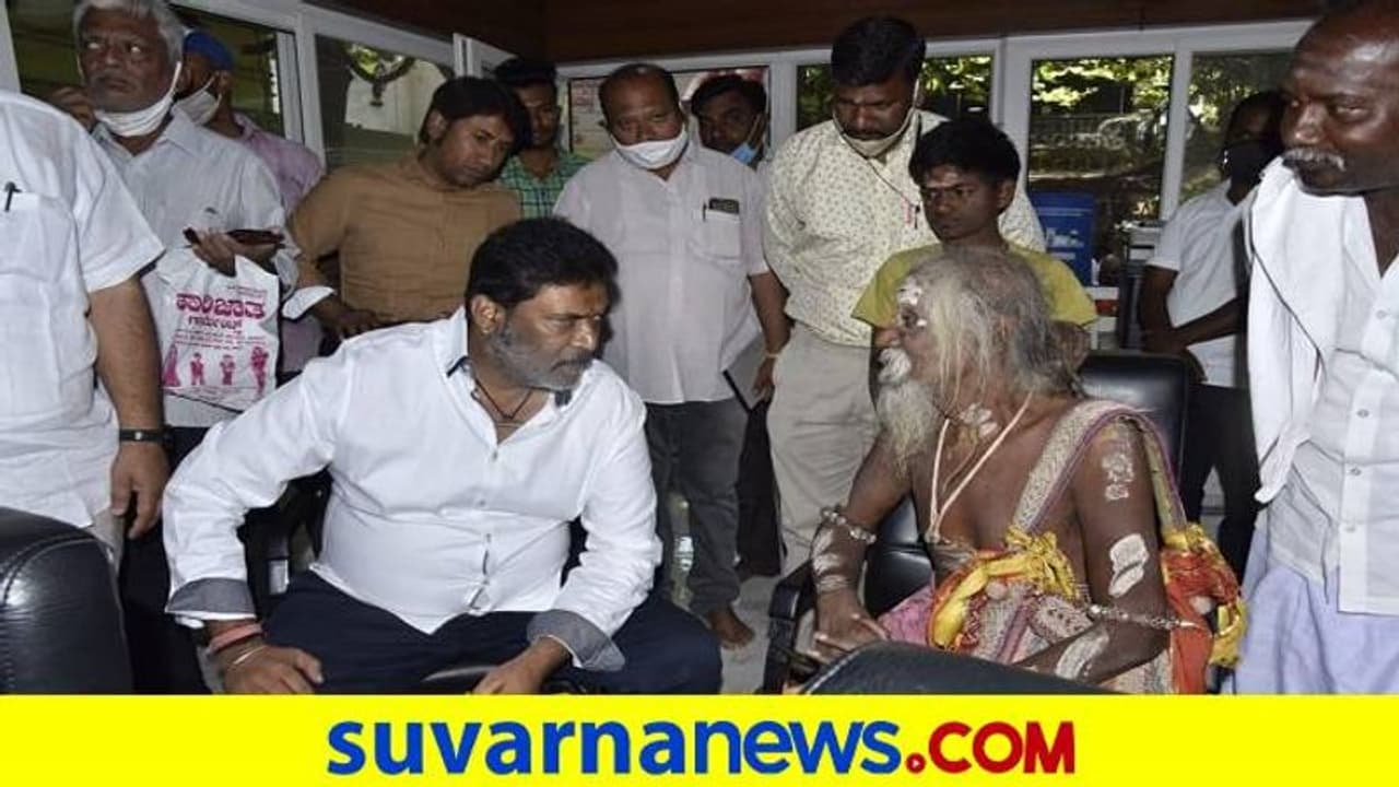 ವಿಜಯನಗರ ಜಿಲ್ಲೆ ರಚನೆಯಾದ ಬೆನ್ನಲ್ಲೇ ಸಚಿವ ಆನಂದ ಸಿಂಗ್, ನಾಗಸಾಧು ಭೇಟಿ..! ವಿಜಯನಗರ ಜಿಲ್ಲೆ ರಚನೆಯಾದ ಬೆನ್ನಲ್ಲೇ ಸಚಿವ ಆನಂದ ಸಿಂಗ್, ನಾಗಸಾಧು ಭೇಟಿ..!