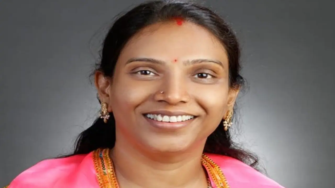 Congress: కాంగ్రెస్లో చేరిన పీజేఆర్ కుమార్తె విజయారెడ్డి.. పార్టీలోకి ఆహ్వానించిన రేవంత్ రెడ్డి Congress: కాంగ్రెస్లో చేరిన పీజేఆర్ కుమార్తె విజయారెడ్డి.. పార్టీలోకి ఆహ్వానించిన రేవంత్ రెడ్డి