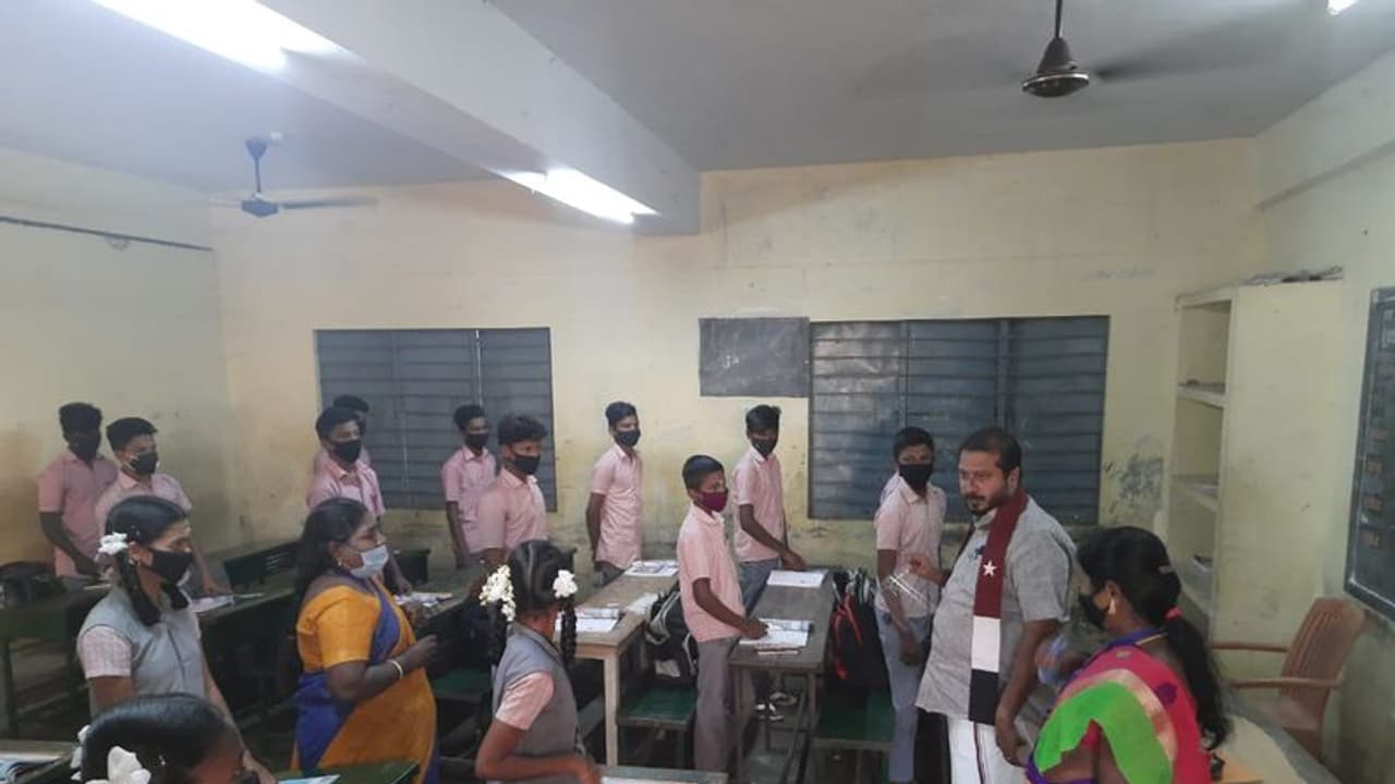 அதிரடியாக பள்ளிக்கூடத்திற்குள் நுழைந்த எம்எல்ஏ.. மாணவர்களை நலம் விசாரித்து நெகிழ்ச்சி.. அதிரடியாக பள்ளிக்கூடத்திற்குள் நுழைந்த எம்எல்ஏ.. மாணவர்களை நலம் விசாரித்து நெகிழ்ச்சி..