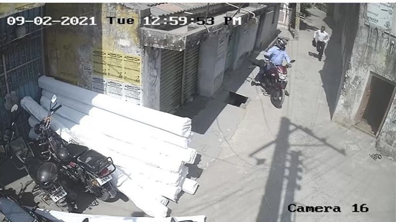 ఆభరణాలు మెరుగు పెడతామని వచ్చి.. బంగారంతో జంప్.. (వీడియో)