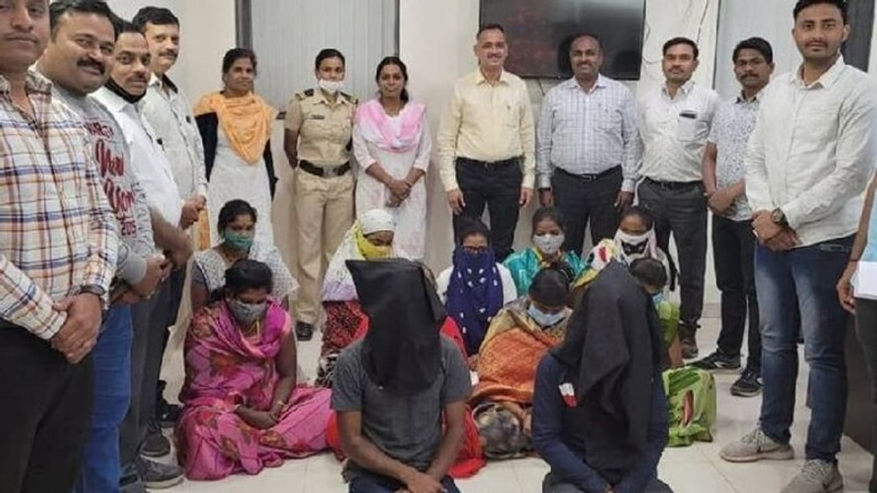 लुटेरी दुल्हनें अरेस्ट: जिन्होंने एक दो नहीं 50 शादियां की, अंदाज ऐसा कि हर कोई फंस जाता..फिर लगातीं चपत लुटेरी दुल्हनें अरेस्ट: जिन्होंने एक दो नहीं 50 शादियां की, अंदाज ऐसा कि हर कोई फंस जाता..फिर लगातीं चपत