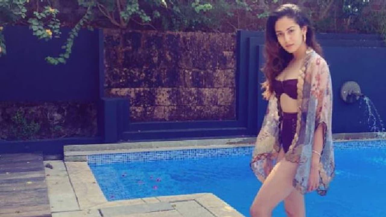 ബിക്കിനിയിൽ അതിമനോഹരിയായി മിറ; കിടിലന്‍ ക്യാപ്ഷന്‍ എന്ന് ആരാധകര്‍!