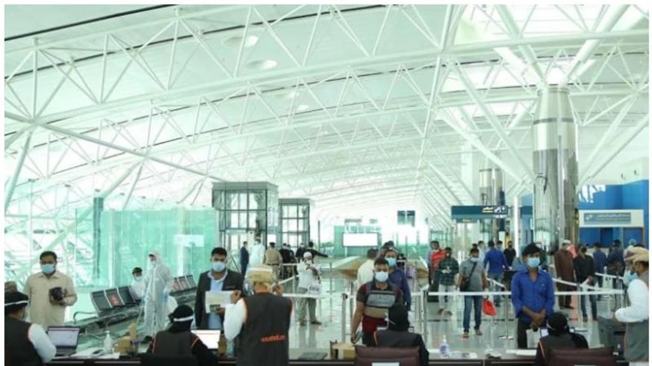 ഒമാനിലെത്തുന്ന എല്ലാവര്ക്കും നിര്ബന്ധിത ക്വാറന്റീന്; ഹോട്ടലുകളില് മുന്കൂട്ടി ബുക്ക് ചെയ്യണം ഒമാനിലെത്തുന്ന എല്ലാവര്ക്കും നിര്ബന്ധിത ക്വാറന്റീന്; ഹോട്ടലുകളില് മുന്കൂട്ടി ബുക്ക് ചെയ്യണം