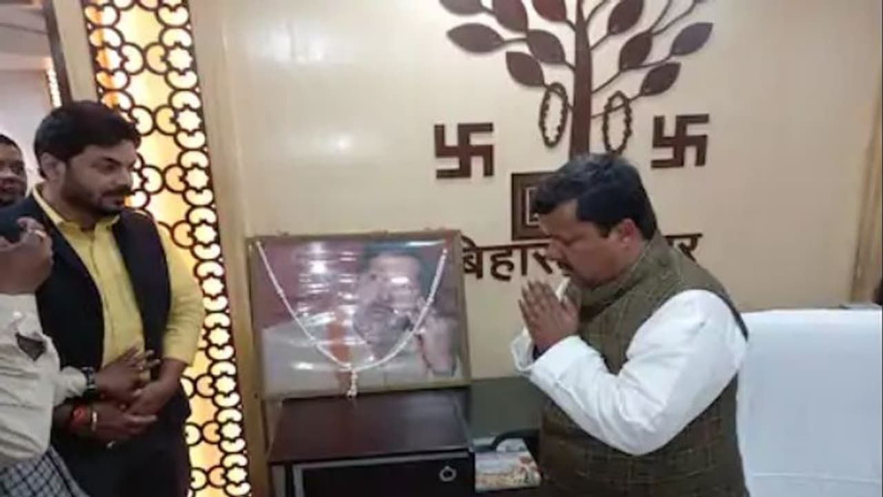 पहली बार नितिन रमेश बने मंत्री, पिता की तस्वीर लेकर पहुंचे मंत्रालय, कुर्सी पर बैठने से पहले कराया पूजा पाठ पहली बार नितिन रमेश बने मंत्री, पिता की तस्वीर लेकर पहुंचे मंत्रालय, कुर्सी पर बैठने से पहले कराया पूजा पाठ