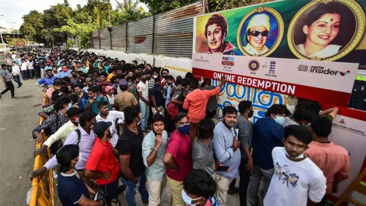 India vs England, Second Test: महज 1 घंटे में बिकी 15 हजार टिकट, इस तरह उड़ी सोशल डिस्टेंसिंग की धज्जियां India vs England, Second Test: महज 1 घंटे में बिकी 15 हजार टिकट, इस तरह उड़ी सोशल डिस्टेंसिंग की धज्जियां