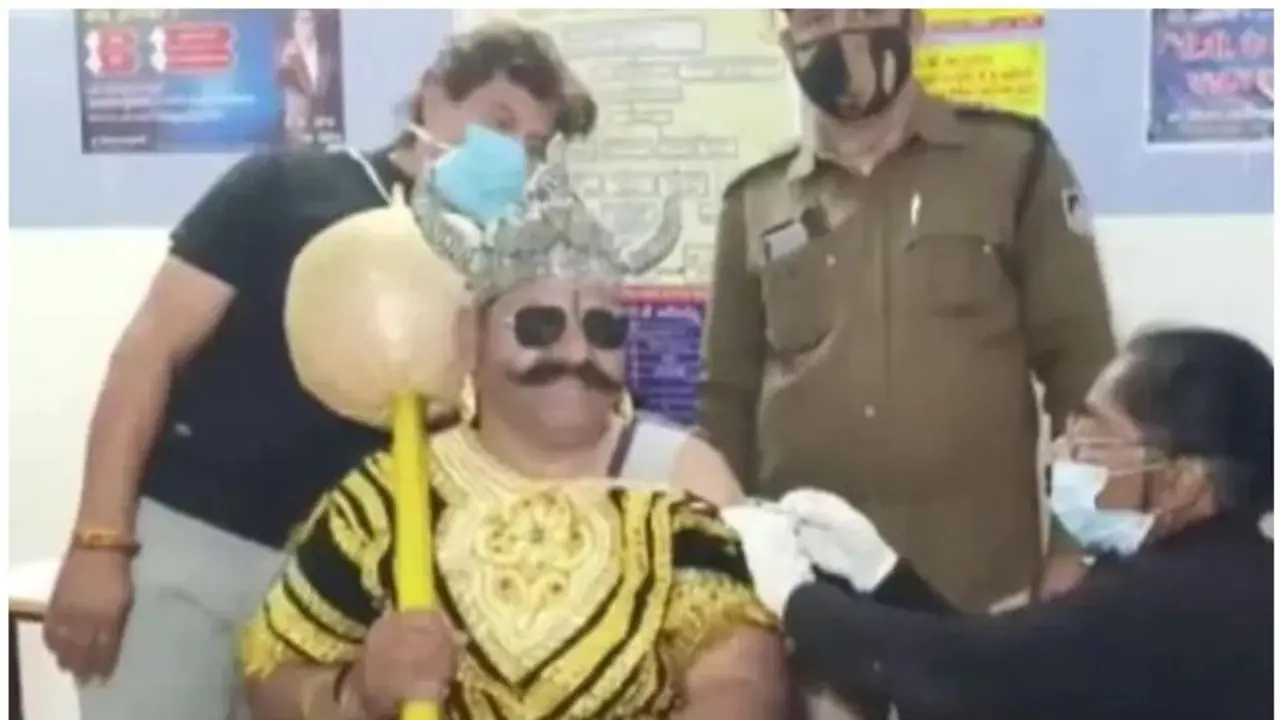 കൊവിഡ് വാക്സിനെടുക്കാൻ പൊലീസ്​ കോൺസ്റ്റബിൾ എത്തിയത് കാലന്‍റെ വേഷത്തിൽ; വെെറലായി ചിത്രം