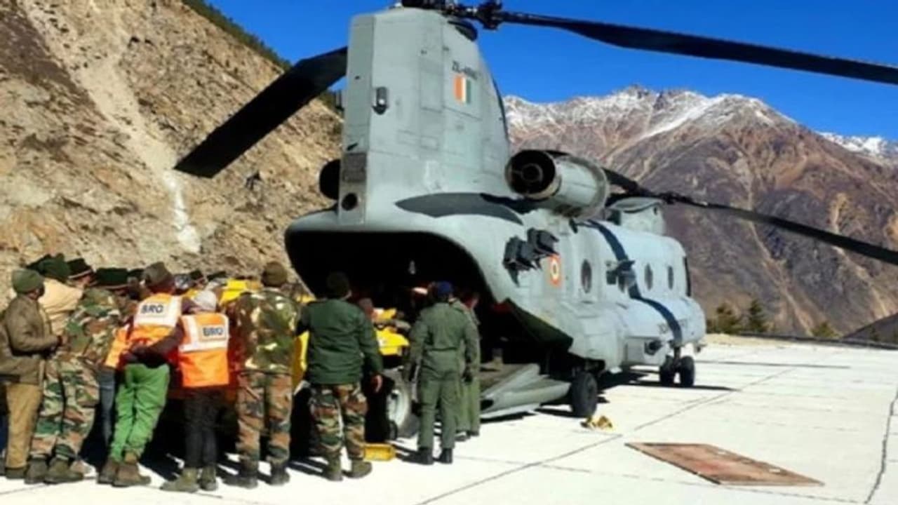 হিমবাহ হ্রদ্রের তল পেতে হেলিকপ্টারে অভিযান, কঠিন পথে নৌবাহিনীকে সাহায্য বিমান বাহিনীর হিমবাহ হ্রদ্রের তল পেতে হেলিকপ্টারে অভিযান, কঠিন পথে নৌবাহিনীকে সাহায্য বিমান বাহিনীর