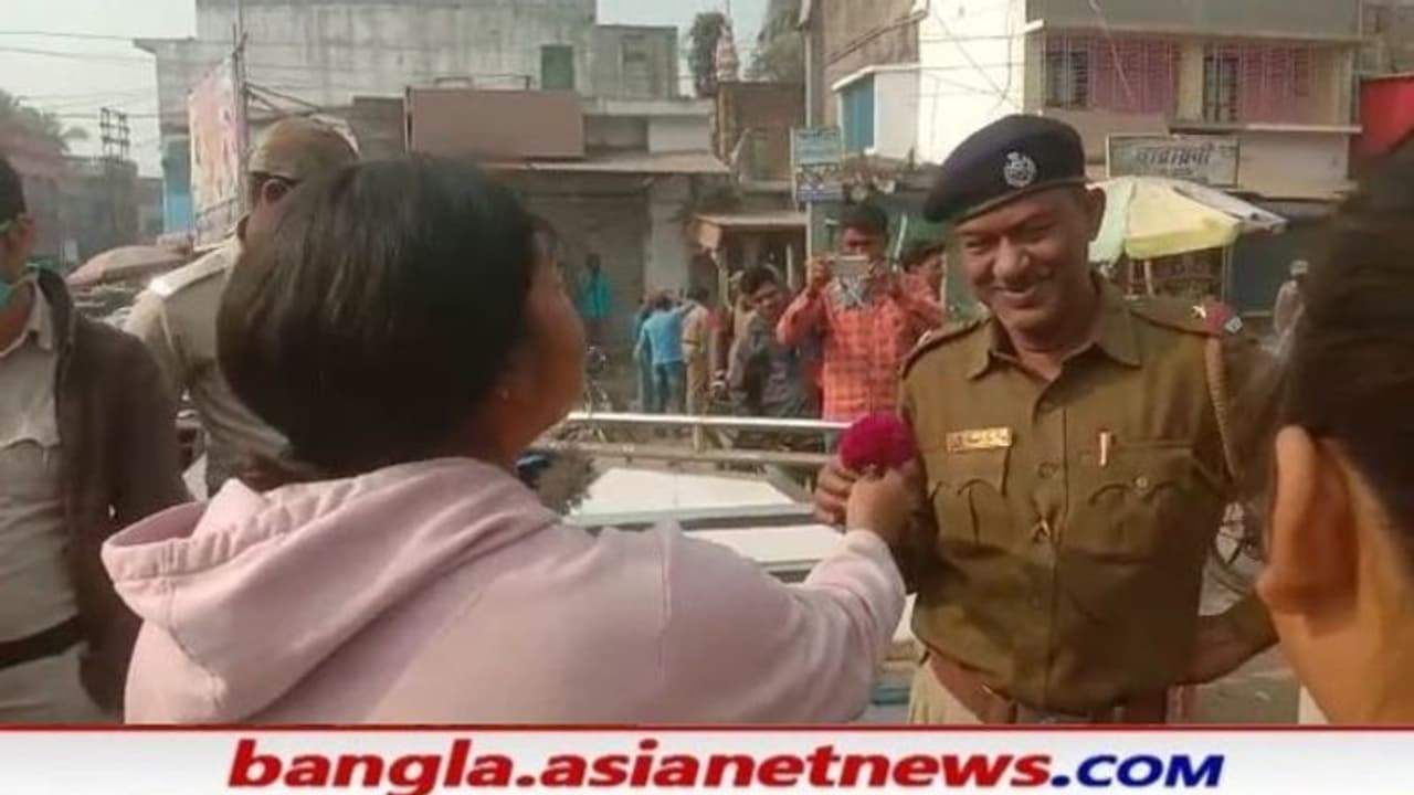 বনধে দাদাগিরি নয়, বামেদের গান্ধীগিরি ফ্রেমবন্দি, অবরোধ তুলতে যেতেই পুলিশকে মিষ্টি মুখ গোলাপ বনধে দাদাগিরি নয়, বামেদের গান্ধীগিরি ফ্রেমবন্দি, অবরোধ তুলতে যেতেই পুলিশকে মিষ্টি মুখ গোলাপ