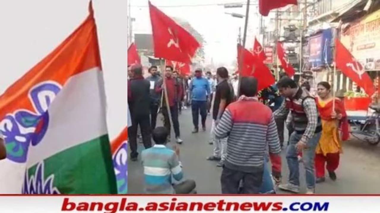 পুলিশকে তৃণমূলের পতাকা উপহার দিল বনধ সমর্থনকারীরা, গান্ধীগিরি এবার দুর্গাপুরে পুলিশকে তৃণমূলের পতাকা উপহার দিল বনধ সমর্থনকারীরা, গান্ধীগিরি এবার দুর্গাপুরে