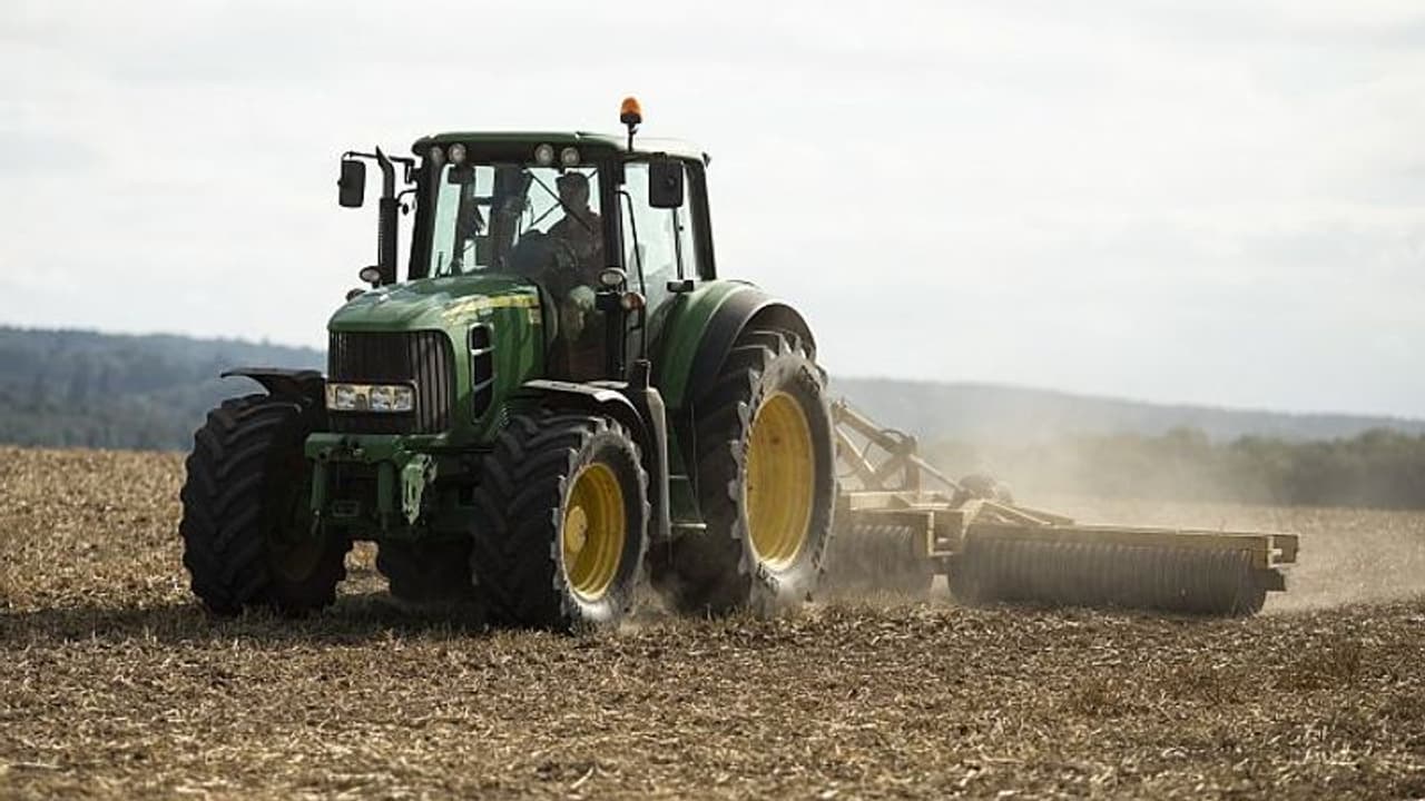 దారుణం : తండ్రి ట్రాక్టర్ టైరు కింద పడి చిన్నారి మృతి !