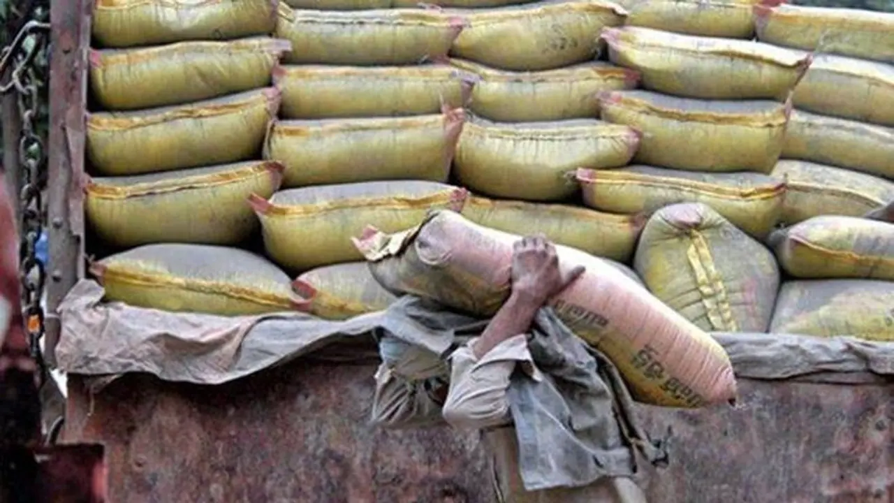 Cement price hike in December:புது வீடு கட்டுறீங்களா! சிமெண்ட் விலை மூட்டைக்கு எவ்வளவு உயரப்போகுது தெரியுமா? Cement price hike in December:புது வீடு கட்டுறீங்களா! சிமெண்ட் விலை மூட்டைக்கு எவ்வளவு உயரப்போகுது தெரியுமா?