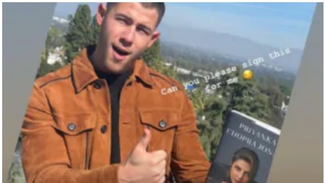 പുസ്തകം ഒപ്പിട്ടുതരുമോയെന്ന് നിക് ജൊനാസ്, ഭര്ത്താവിന് മറുപടിയുമായി പ്രിയങ്ക ചോപ്ര! പുസ്തകം ഒപ്പിട്ടുതരുമോയെന്ന് നിക് ജൊനാസ്, ഭര്ത്താവിന് മറുപടിയുമായി പ്രിയങ്ക ചോപ്ര!