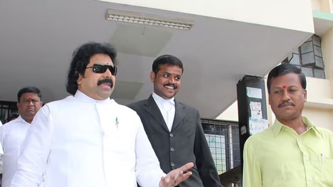 சசிகலாவால் கைவிடப்பட்ட சுதாகரன் விடுதலை எப்போது? வெளியான அதிகாரப்பூர்வ தகவல்..! சசிகலாவால் கைவிடப்பட்ட சுதாகரன் விடுதலை எப்போது? வெளியான அதிகாரப்பூர்வ தகவல்..!