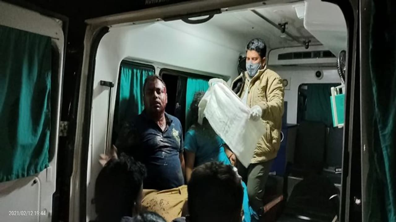 అరకు: లోయలోకి దూసుకెళ్లిన టూరిస్ట్ బస్సు.. నలుగురు దుర్మరణం, ఇంకా పెరిగే అవకాశం అరకు: లోయలోకి దూసుకెళ్లిన టూరిస్ట్ బస్సు.. నలుగురు దుర్మరణం, ఇంకా పెరిగే అవకాశం