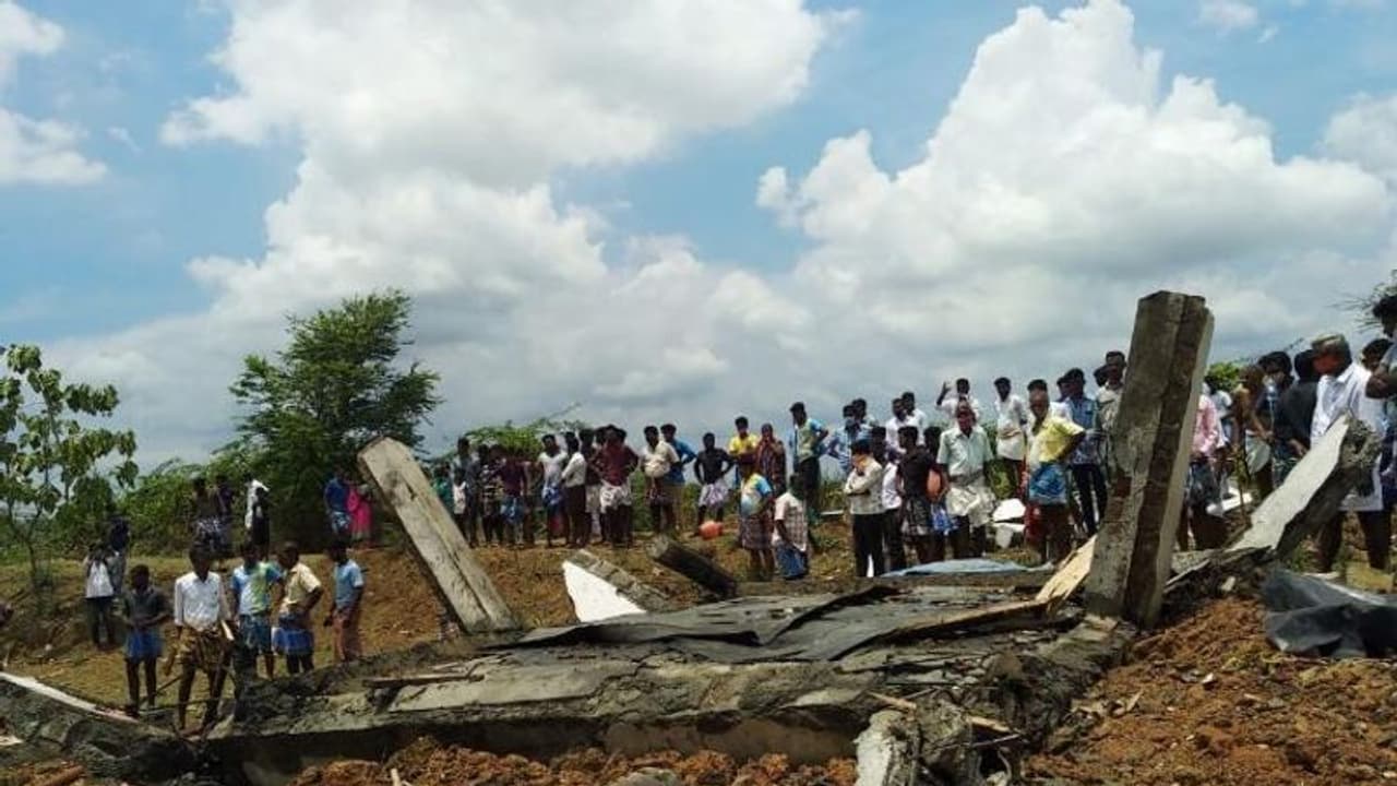 శివకాశీ: టపాసుల కేంద్రంలో ఘోర ప్రమాదం, ఆరుగురు సజీవ దహనం శివకాశీ: టపాసుల కేంద్రంలో ఘోర ప్రమాదం, ఆరుగురు సజీవ దహనం