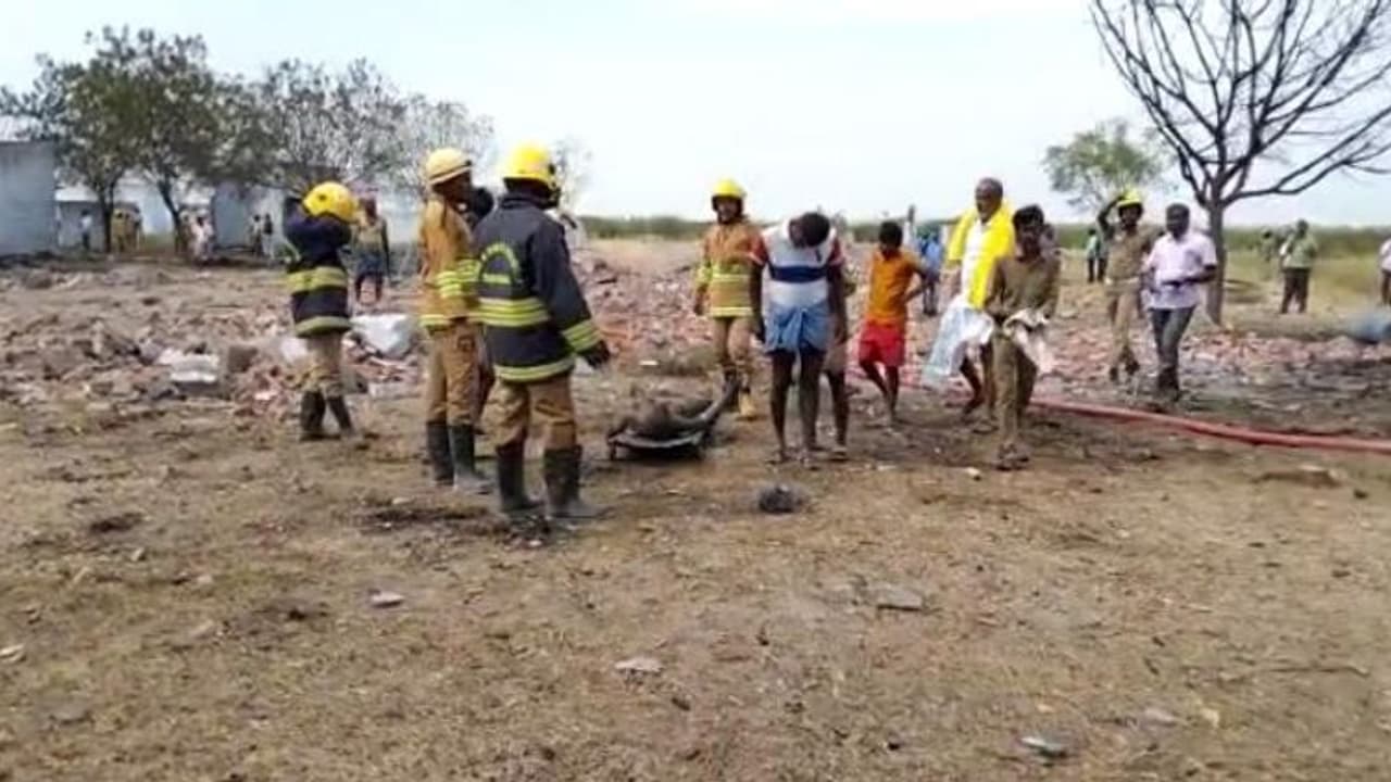 கடந்த 20 ஆண்டுகளில் 400 பேரை பலி வாங்கிய பட்டாசு ஆலை விபத்து. என்று ஓயும் இந்த துயரம்.. கதறும் சீமான். கடந்த 20 ஆண்டுகளில் 400 பேரை பலி வாங்கிய பட்டாசு ஆலை விபத்து. என்று ஓயும் இந்த துயரம்.. கதறும் சீமான்.